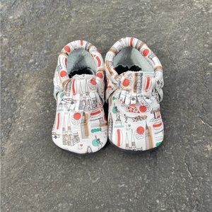 Freshly Picked NYC Baby Shoe, size 2.